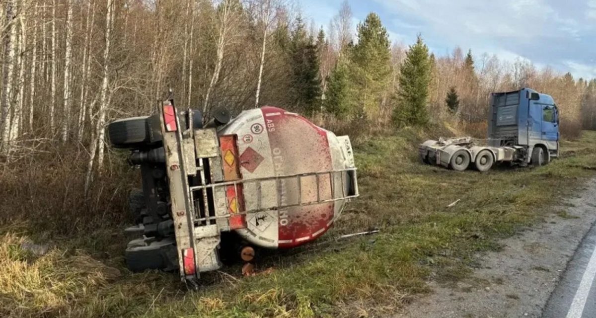 Бензовоз съехал в кювет в Няндомском округе, разлив около пяти тонн топлива