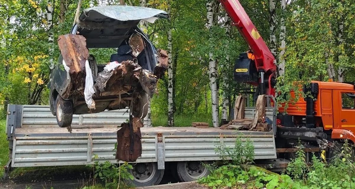 В Архангельске с улиц эвакуировали три брошенных автомобиля