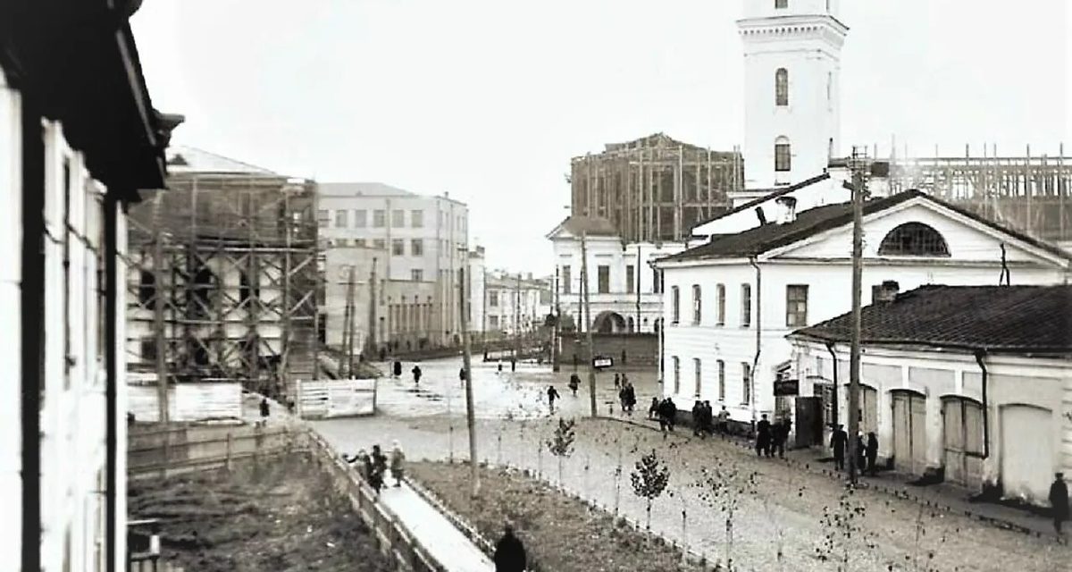 Первую асфальтовую мостовую Архангельска укладывали вручную на улице Свободы