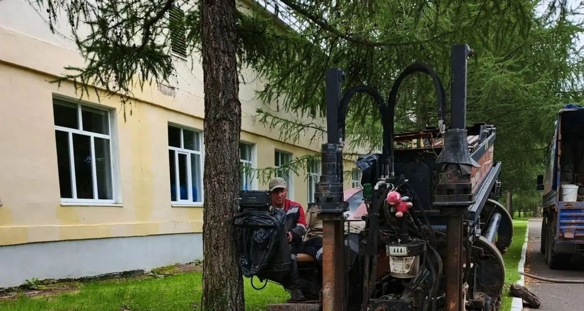 У спорткомплекса на Сульфате ставят 22 фонаря вокруг лиственничной аллеи — зимой здесь зальют каток
