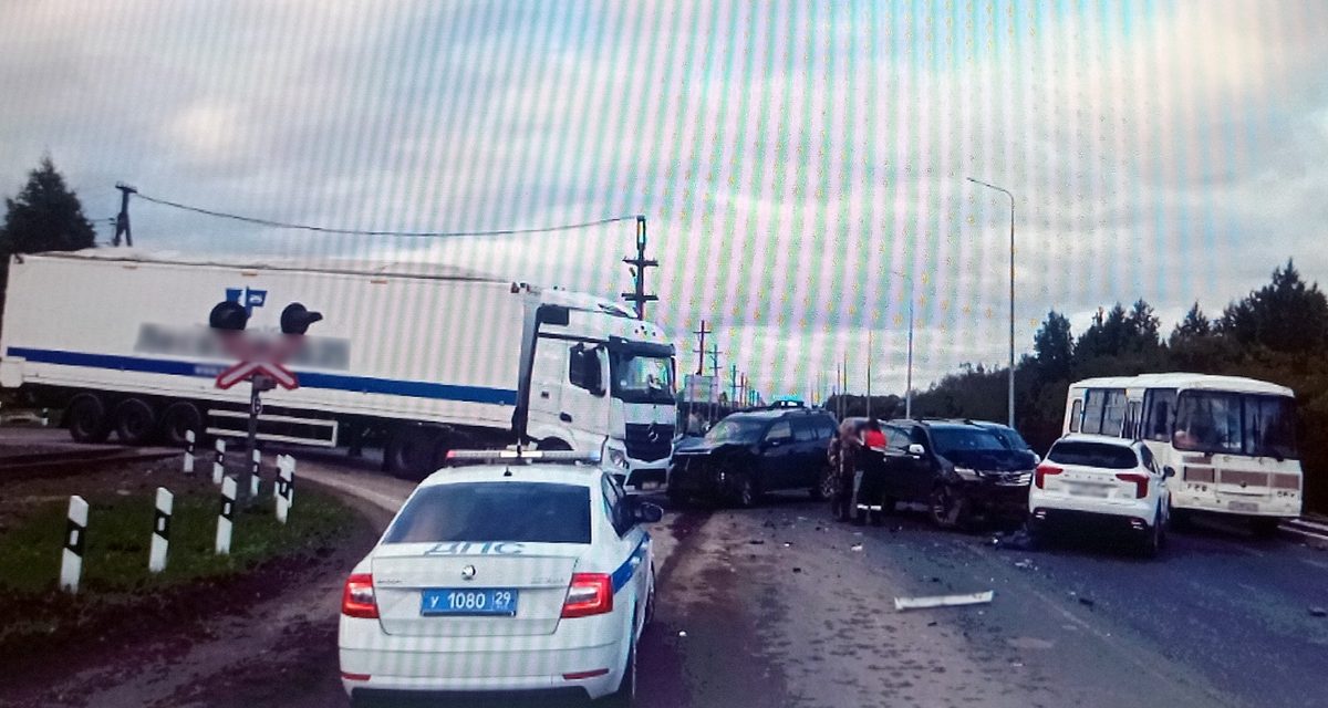 В Архангельске в ДТП с четырьмя автомобилями пострадала женщина