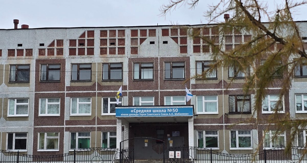 В школе №50 в Соломбале к 90-летию появился мурал с портретом героя Шабалина