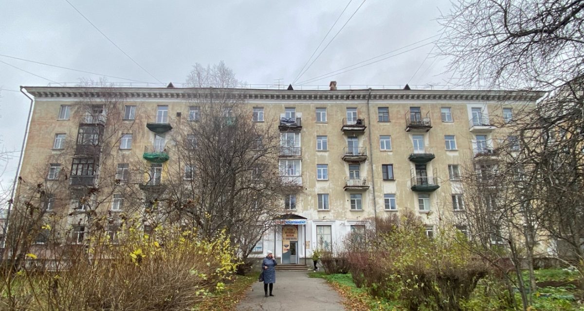 Дом на Логинова сохранил лепнину и память о писателе Евгении Коковине