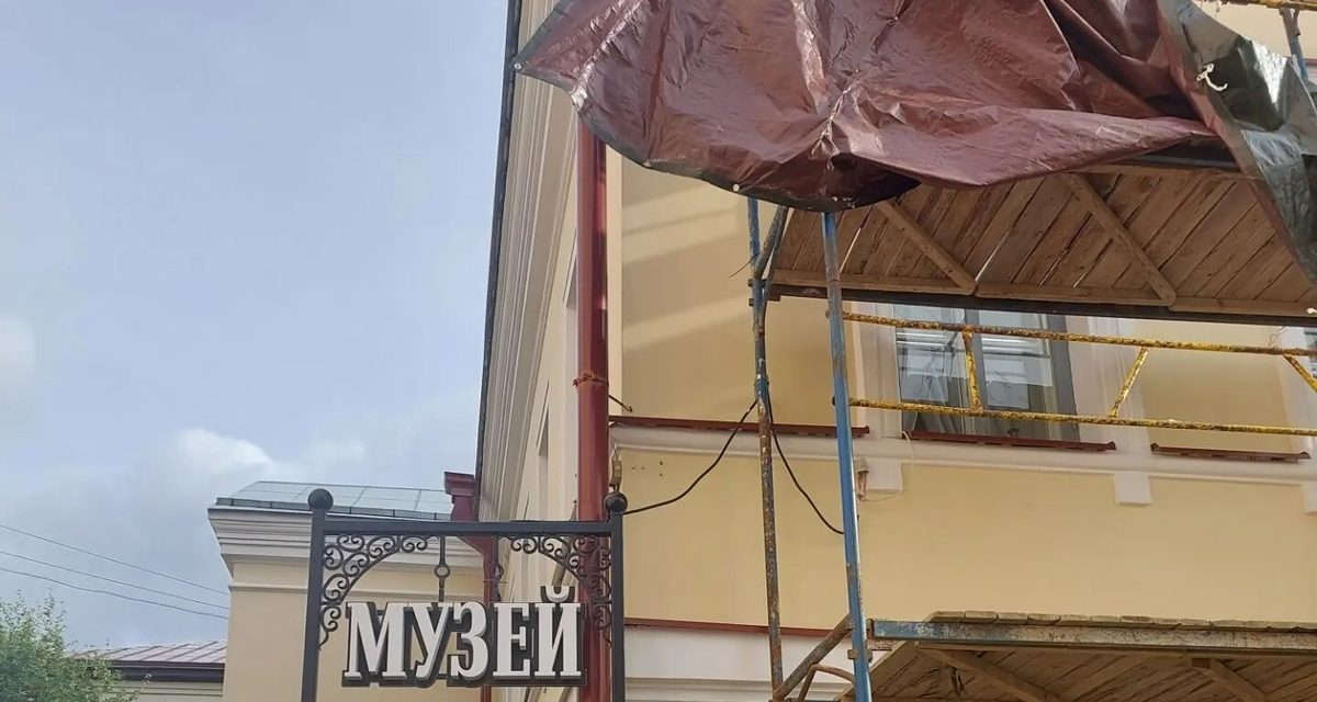 Фасад 240-летнего особняка на набережной Архангельска начали ремонтировать