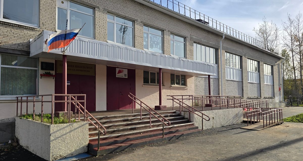 В школе №55 после капремонта появились рельсовые доски и новая мебель