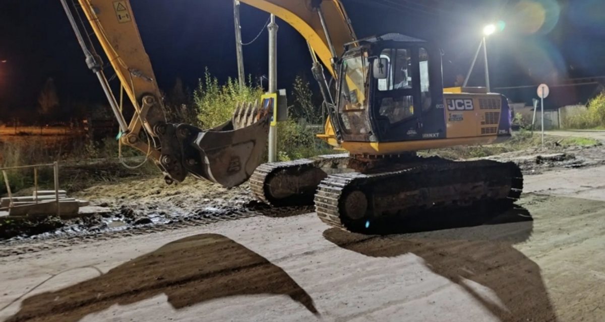Пьяного жителя Каргополя задержали после угона экскаватора и повреждения забора