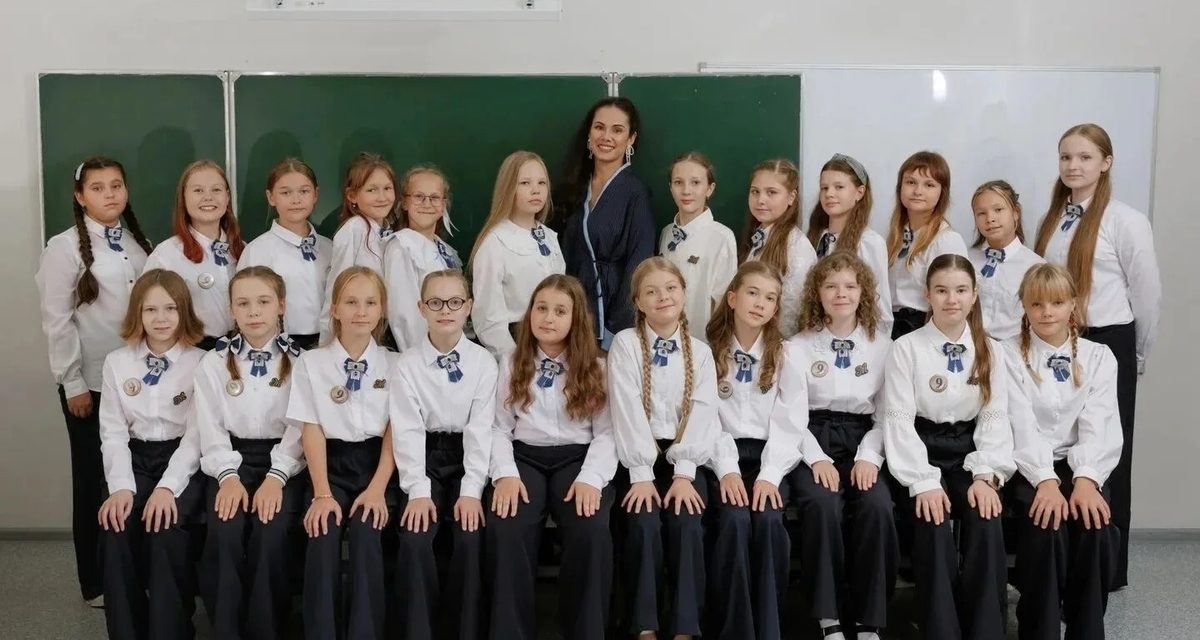 В архангельской школе девочки учатся в «Мариинском классе» с французским и хореографией