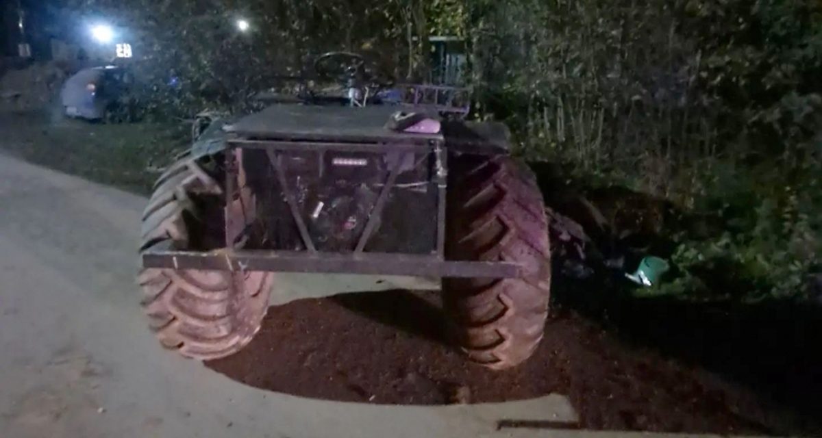 В деревне Казаково опрокинулся болотоход, пострадали водитель и две пассажирки