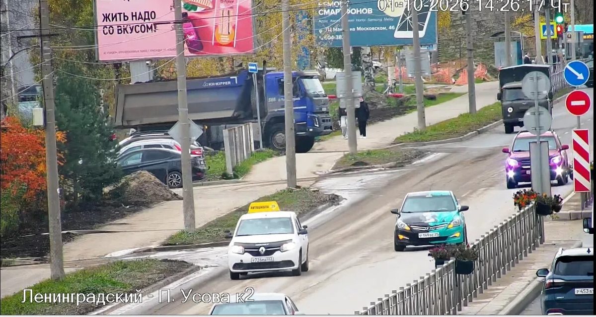 Глина со стройки превратила Ленинградский проспект в каток — убирать её должен застройщик