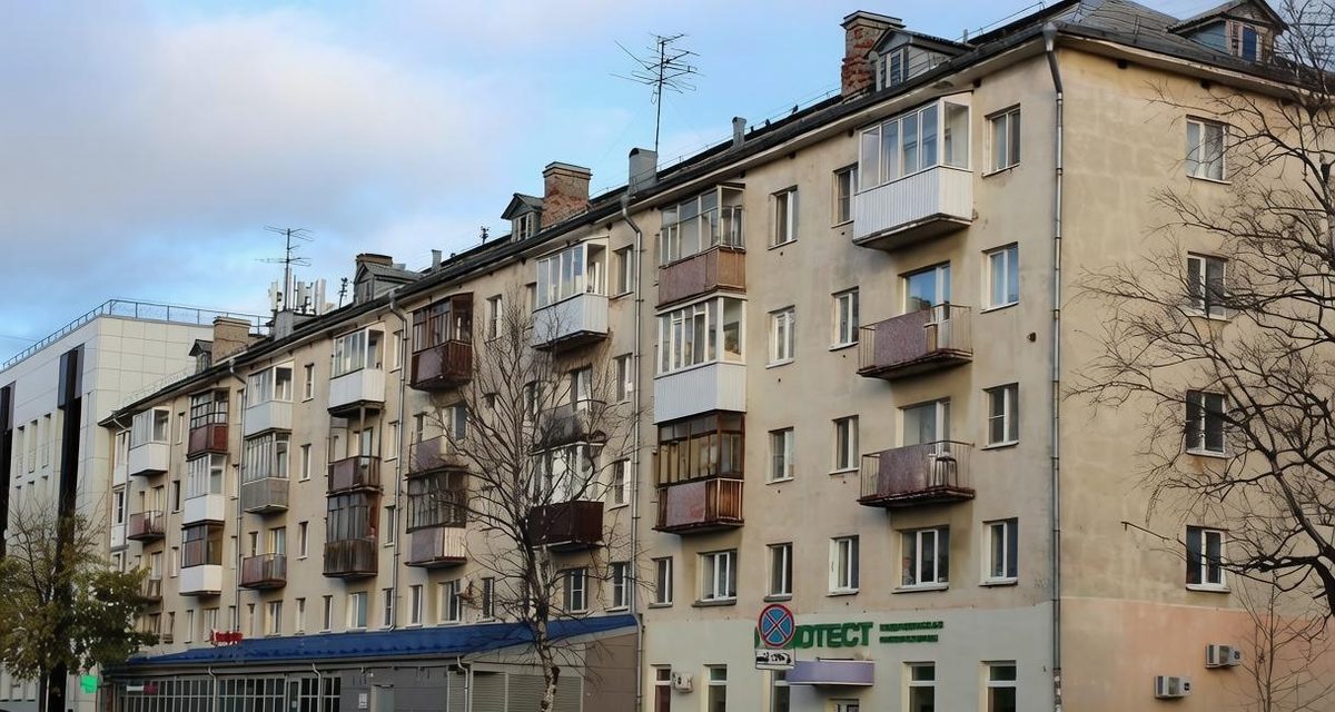 Магазин «Волна» из советской пятиэтажки на Троицком переехал в новостройку напротив, сохранив имя