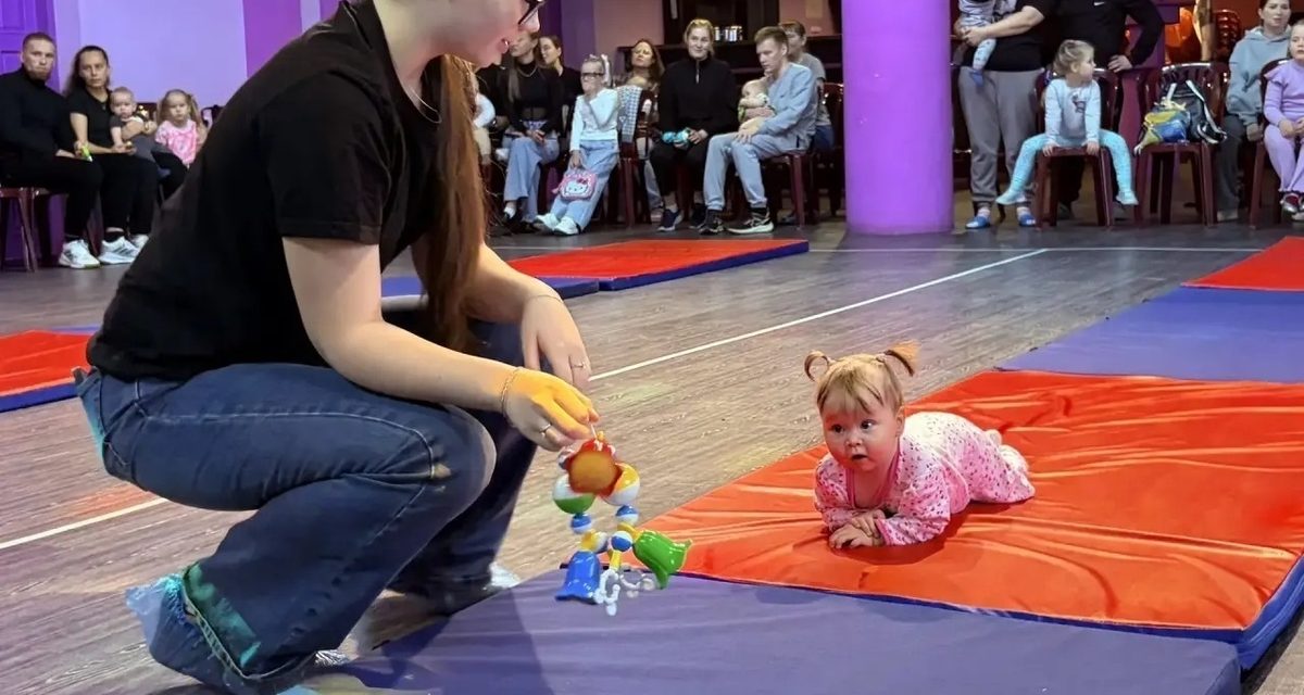 В Архангельске малыши ползли к мамам на семейном чемпионате «Гонки карапузов»